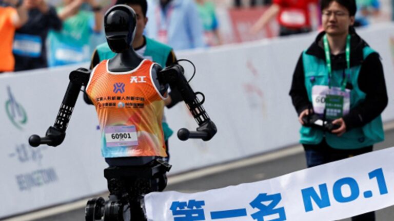 Realizaron en China la primera media maratón con atletas y robots humanoides