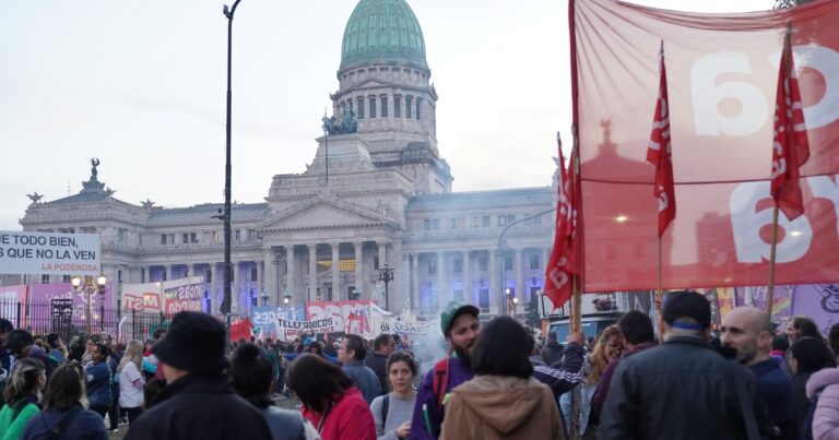 Una multitud marchó al Congreso por los jubilados, el Garrahan y «Ni una menos»