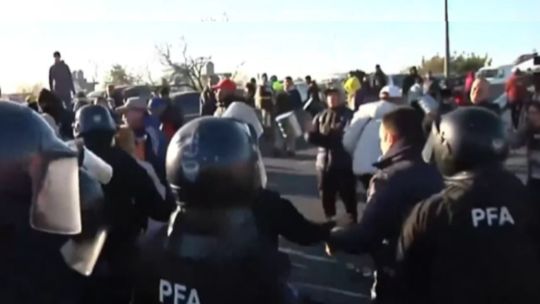 Piedras y balas de goma en Puente La Noria: continúa la protesta de los feriantes