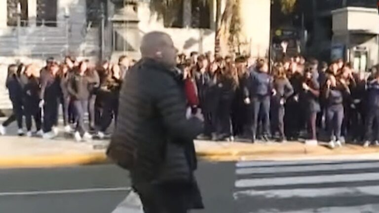 La reacción de un contingente de secundarios al vallado en el Congreso: «Un desastre»