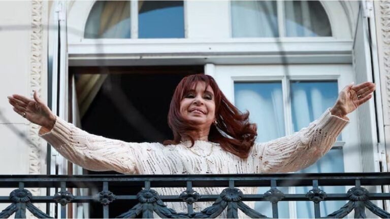 Cristina Kirchner dijo que está «firme y tranquila» y arengó a la militancia: «Vamos a volver»