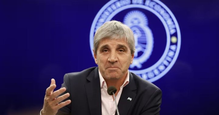 Luis Caputo celebra otro mes de ajuste mientras el consumo se desploma