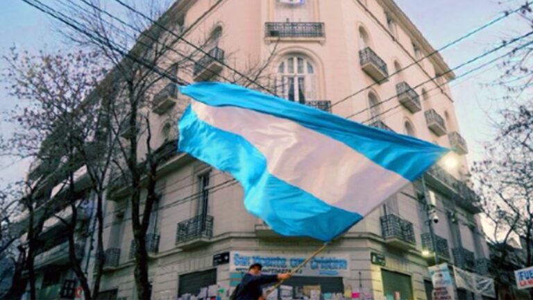 Convocan a un «banderazo» para saludar a Cristina Kirchner en el Día de la Bandera
