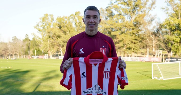 Fernando Muslera firmó su contrato con Estudiantes y posó con la camiseta