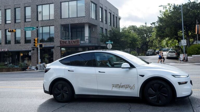 Reguladores de EEUU investigan a Tesla por fallas en sus robotaxis durante pruebas en Texas
