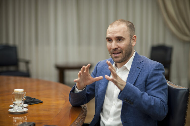 «Usan la deuda como un ancla»