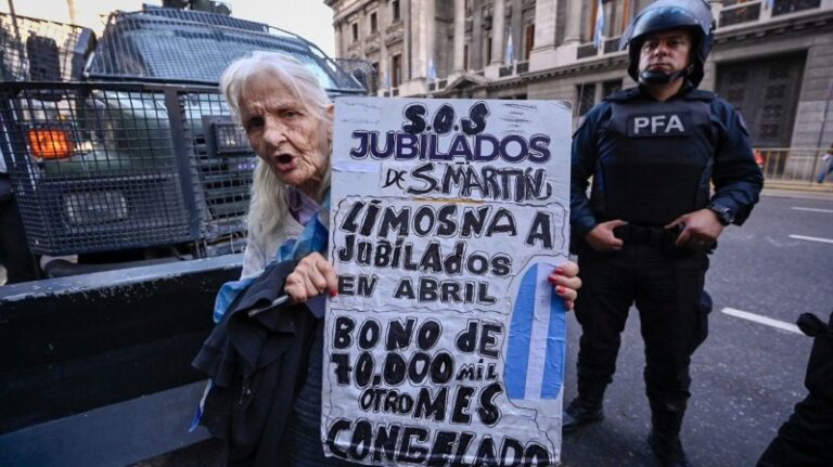 Milei confirmó el bono de 70.000 pesos congelado desde el 2024 a jubilados