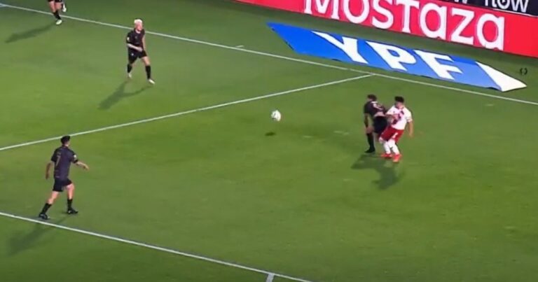Video: la lesión de González Pirez luego de chocar con Maxi Salas
