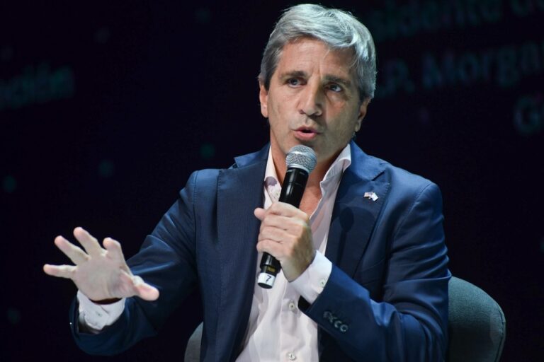 Milei y Caputo se abrazan a un plan detonado