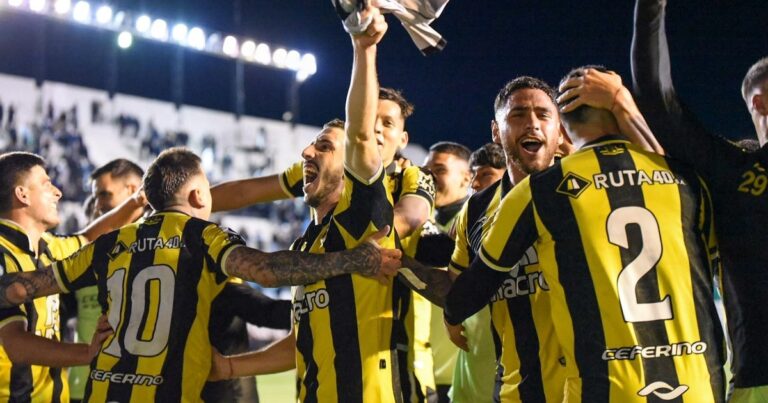 Con dos jugadores menos, Deportivo Madryn empató y sigue cerca de la final por el ascenso