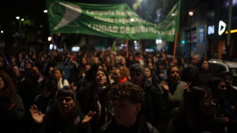Masiva movilización en Plaza de Flores por el triple femicidio de Florencio Varela: «Todas las vidas importan»