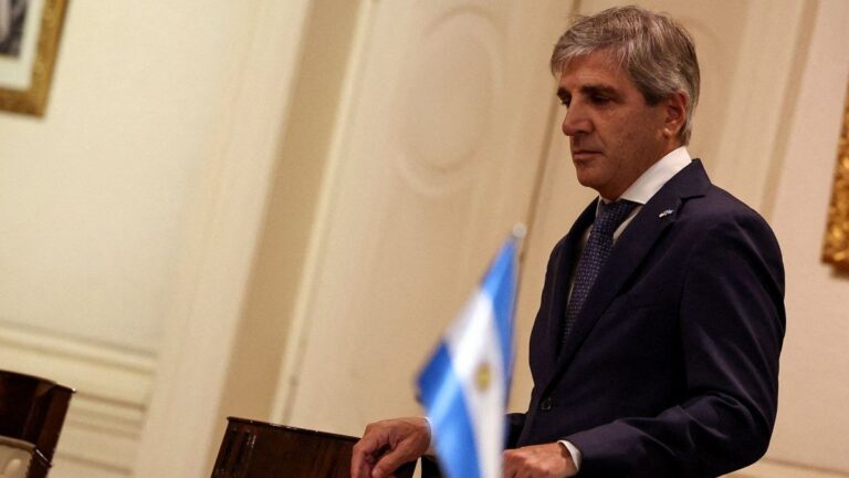 Luis Caputo calificó la bilateral con Donald Trump como «emocionante» y dijo que se habló de una «cifra específica»