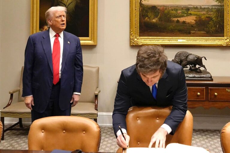 Blindaje, deuda y sumisión: Milei llega al 26O sostenido por Washington