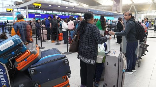 Paro de controladores aéreos: la primera jornada dejó vuelos demorados y cancelados en todo el país y el conflicto seguirá cinco días