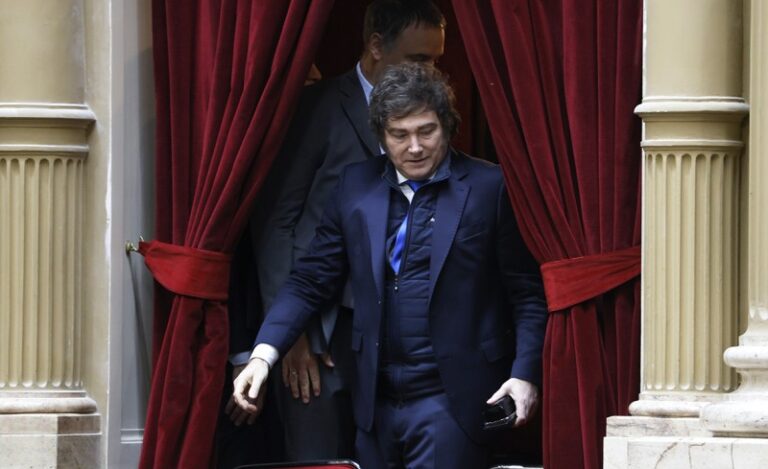 Aumento vergonzante: Milei firmó la suba salarial a los ministros pero no puso el monto