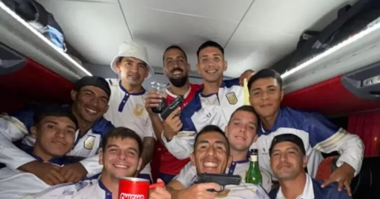 Polémica con un equipo de fútbol de Tucumán: pasaron a la final del Regional y se sacaron una foto con armas