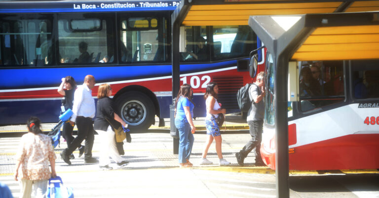 El Gobierno mandó a auditar a las empresas de colectivos y retiene los subsidios tras echar al secretario de Transporte