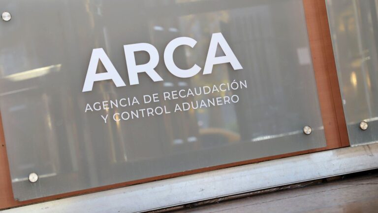 La recaudación tributaria de enero cayó un 7,6% real, presionada por una fuerte baja en el IVA