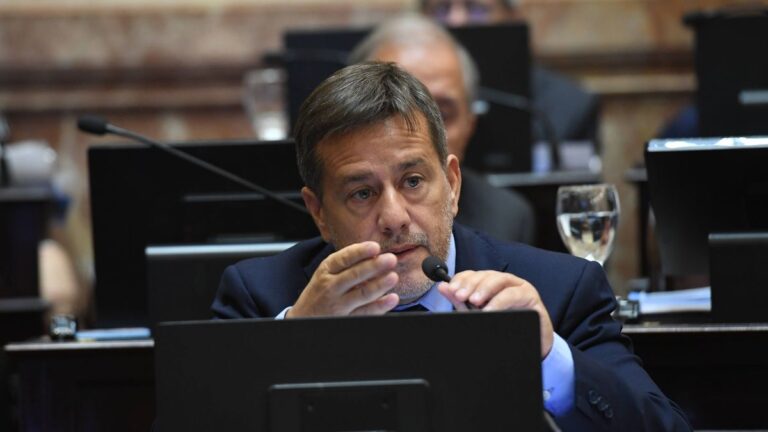 Y la Oficina de Respuesta Oficial? Javier Milei y Manuel Adorni comparten una fake news sobre Mariano Recalde