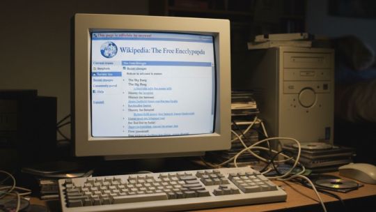 El día en que Wikipedia desafió a las enciclopedias tradicionales y abrió la información a millones de personas