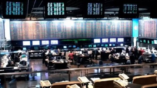 Mercados en alerta: sube el petróleo, cae la Bolsa y crece la presión sobre la deuda argentina