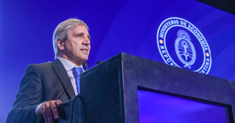 Caputo aseguró que el país está en un pico de actividad económica, aunque defendió la apertura de importaciones: «Argentina no es un modelo industrial»