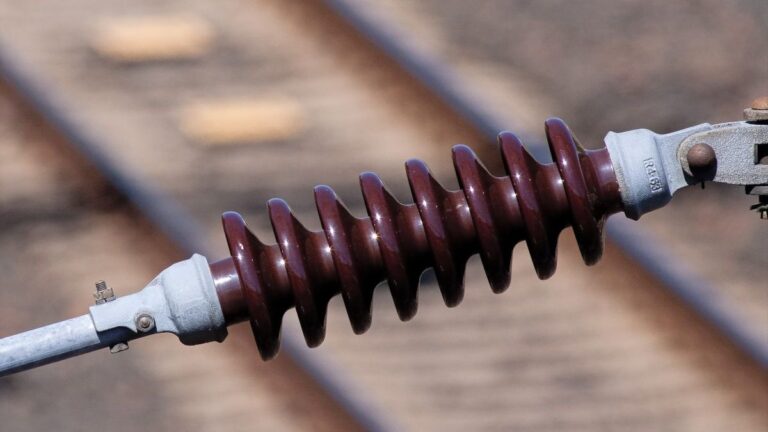 El Gobierno suspende aranceles a aisladores eléctricos para garantizar el suministro