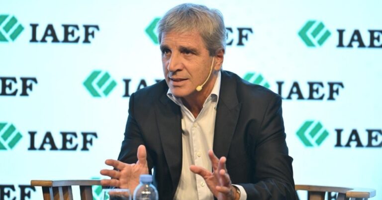 En medio del shock global, Caputo prepara un plan para pagarle a los bonistas hasta las elecciones de 2027