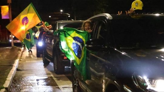 Seguidores de Flávio Bolsonaro y Lula da Silva celebran los resultados de la primera vuelta en Brasil