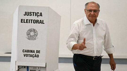 Flavio Bolsonaro durante un acto de campaña